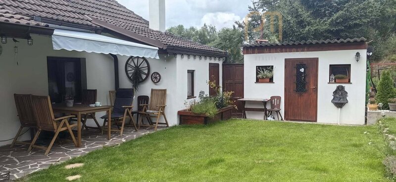 Prodej domu s dvěma samostatnými bytovými jednotkami, samostanými vchody a zahrádkami.